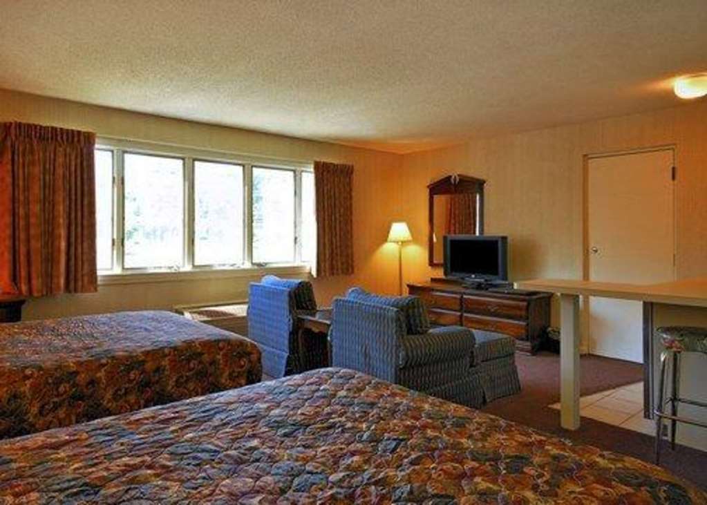 Econo Lodge Inn & Suites Groton Habitación foto