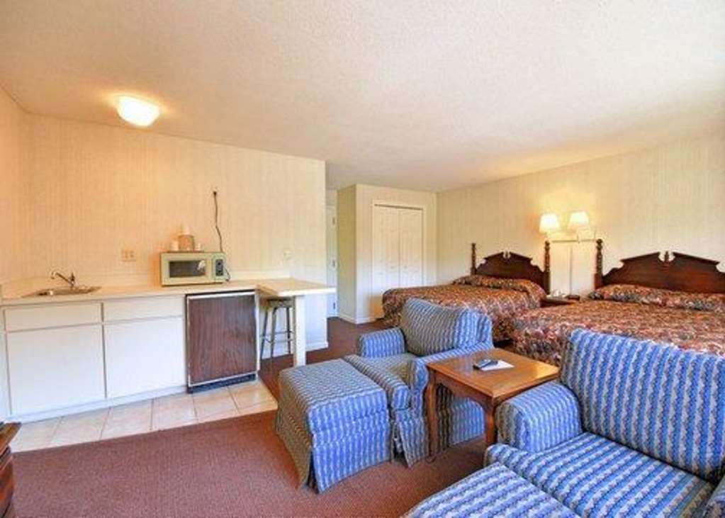 Econo Lodge Inn & Suites Groton Habitación foto