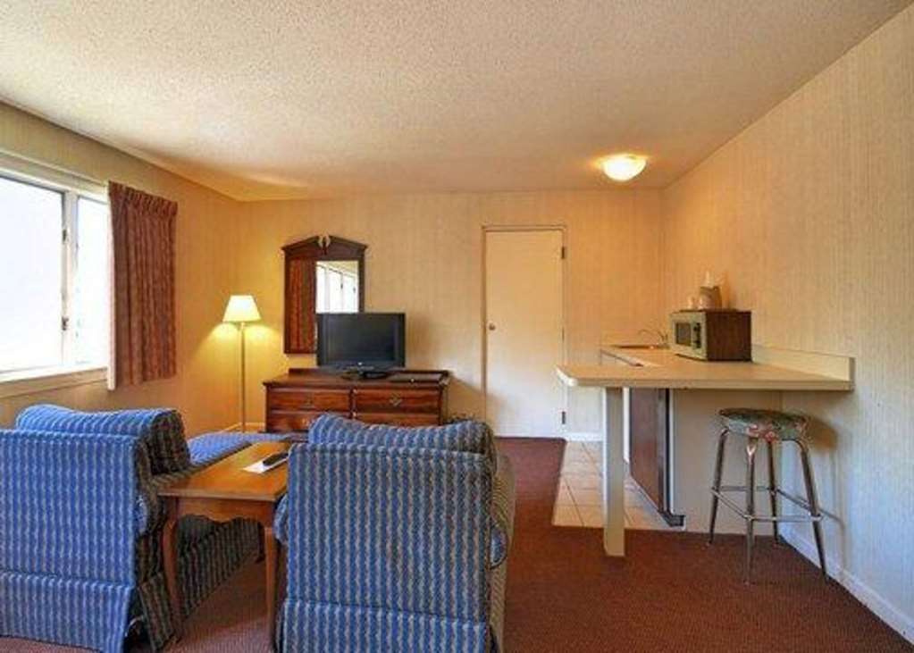 Econo Lodge Inn & Suites Groton Habitación foto