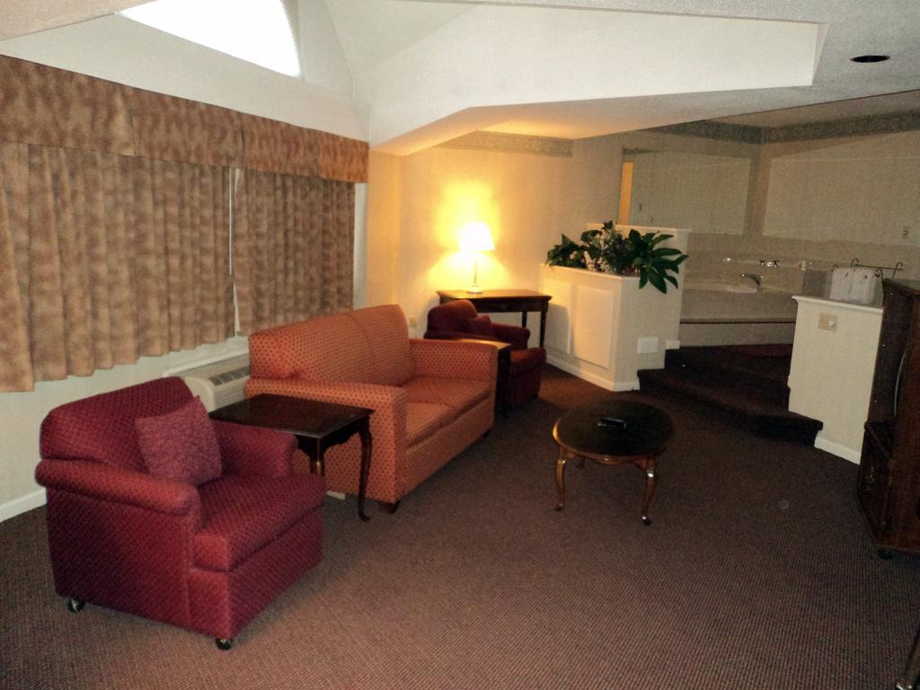 Econo Lodge Inn & Suites Groton Exterior foto
